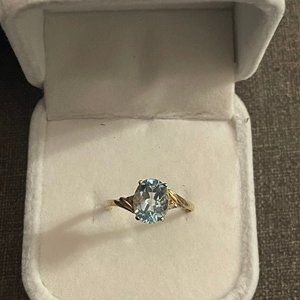 Absolutely gorgeous 10k solid gold aquamarine ring 7.5. This ring shines better